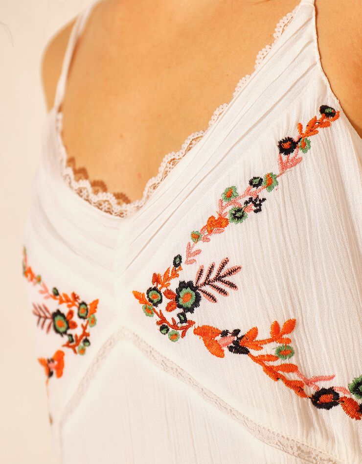 Robe longue brodée fines bretelles croisées dos (blanc) Robe longue brodée fines bretelles croisées dos (blanc)