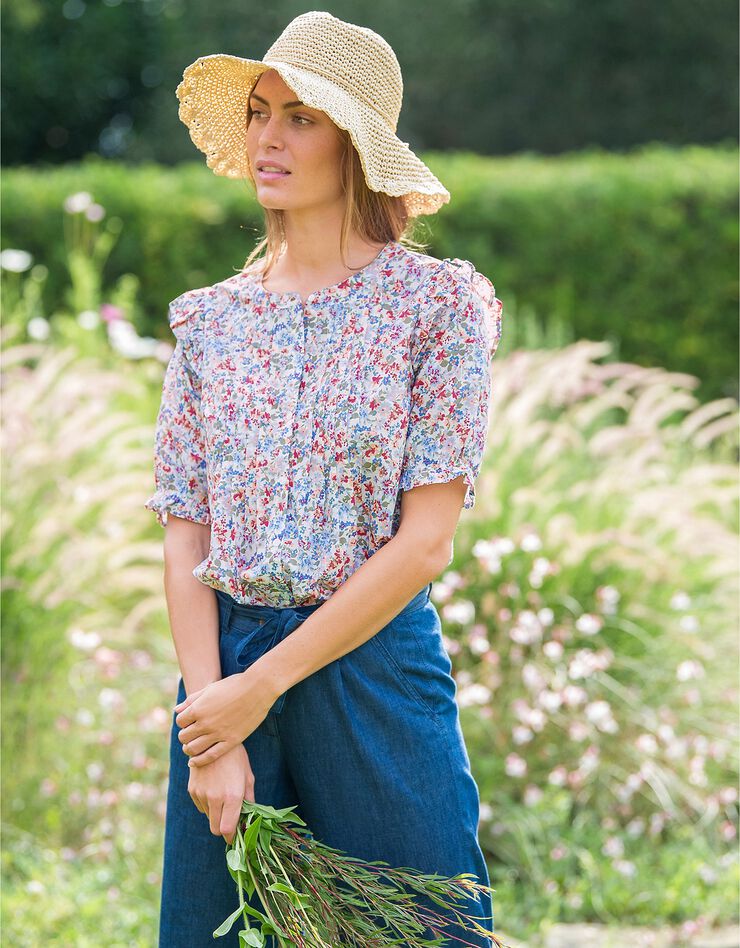 Blouse boutonnée volantée col tunisien imprimée (écru / bleu) Blouse boutonnée volantée col tunisien imprimée (écru / bleu)