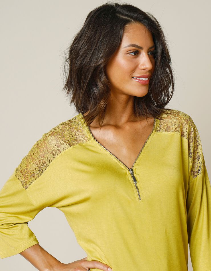 Tee-shirt col V zippé empiècement dentelle - manches 3/4 (vert mousse) Tee-shirt col V zippé empiècement dentelle - manches 3/4 (vert mousse)
