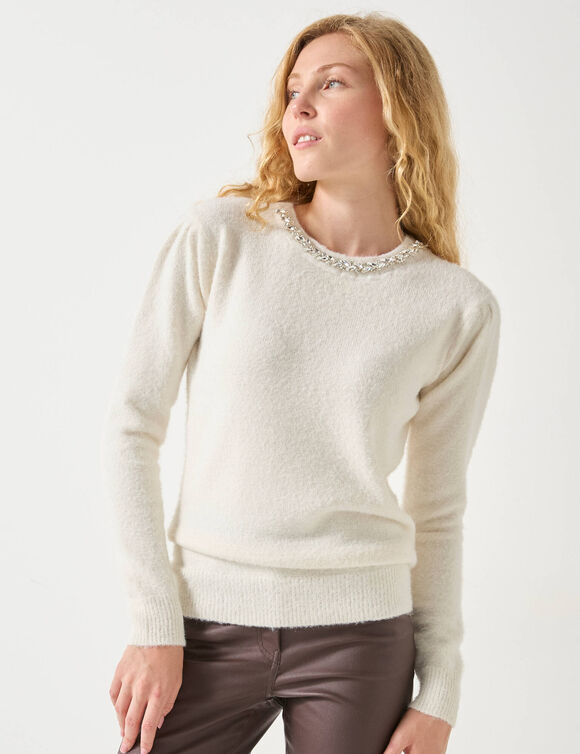 Pull maille poilue décolleté strass (écru)
