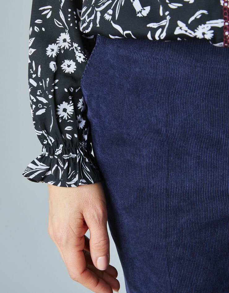 Blouse fleurie volantée à broderies contrastantes (noir / blanc) Blouse fleurie volantée à broderies contrastantes (noir / blanc)
