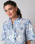 Chemisier brod&eacute; col volant&eacute;, manches coudes (&eacute;cru / bleu)