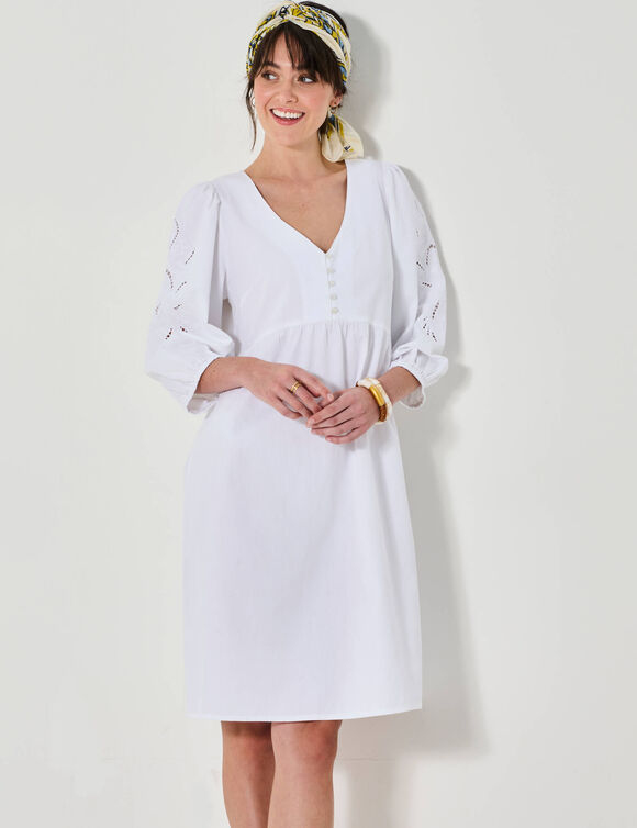 Robe courte évasée, détails broderie anglaise (blanc)