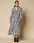 Robe longue col V imprimée (noir / écru)