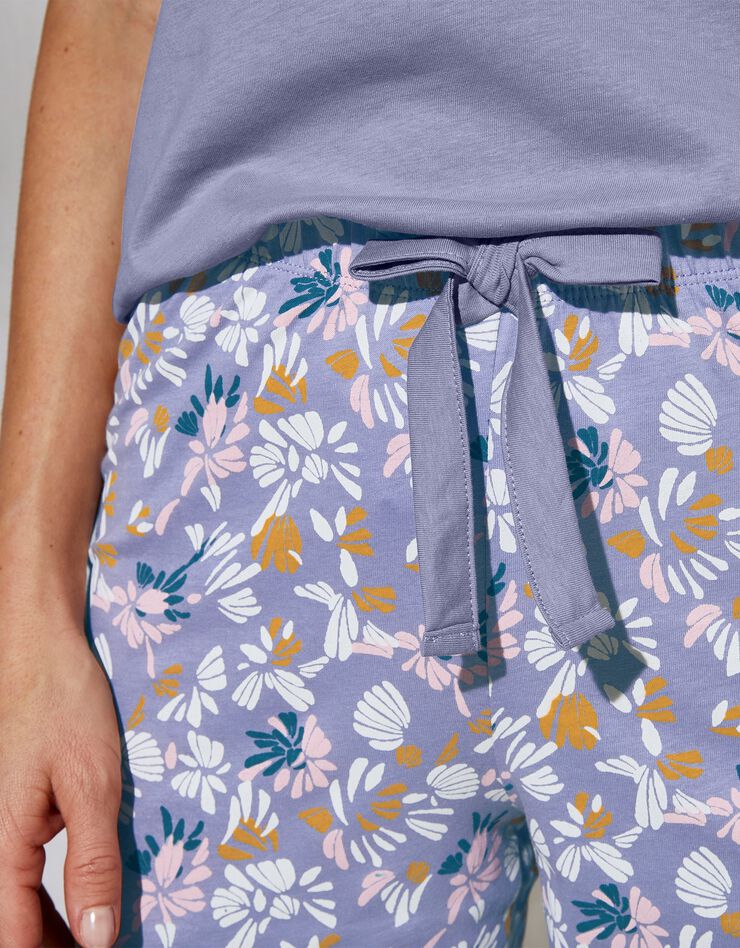 Pantacourt pyjama imprimé  "pétales de fleurs" (parme / écru)
