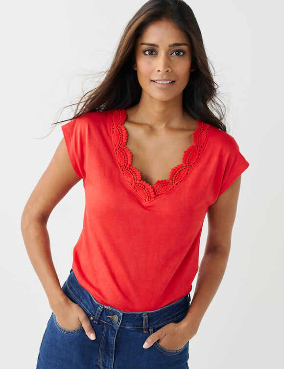T-shirt uni, col V macram&eacute; (rouge)