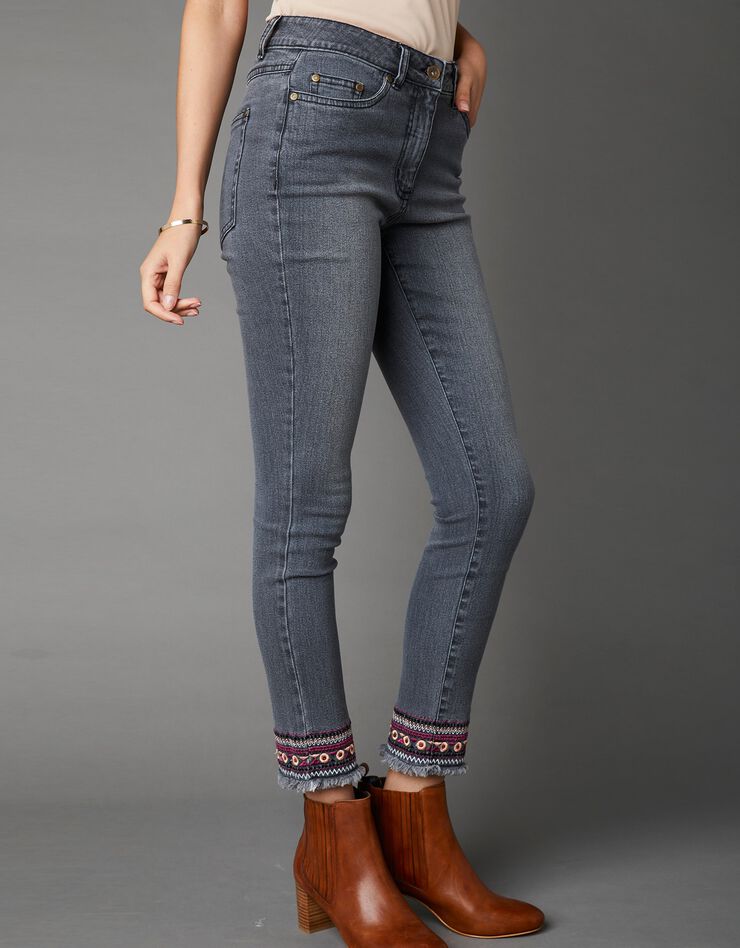 Jean 7/8ème coupe fuselée brodée à la base (gris anthracite) Jean 7/8ème coupe fuselée brodée à la base (gris anthracite)