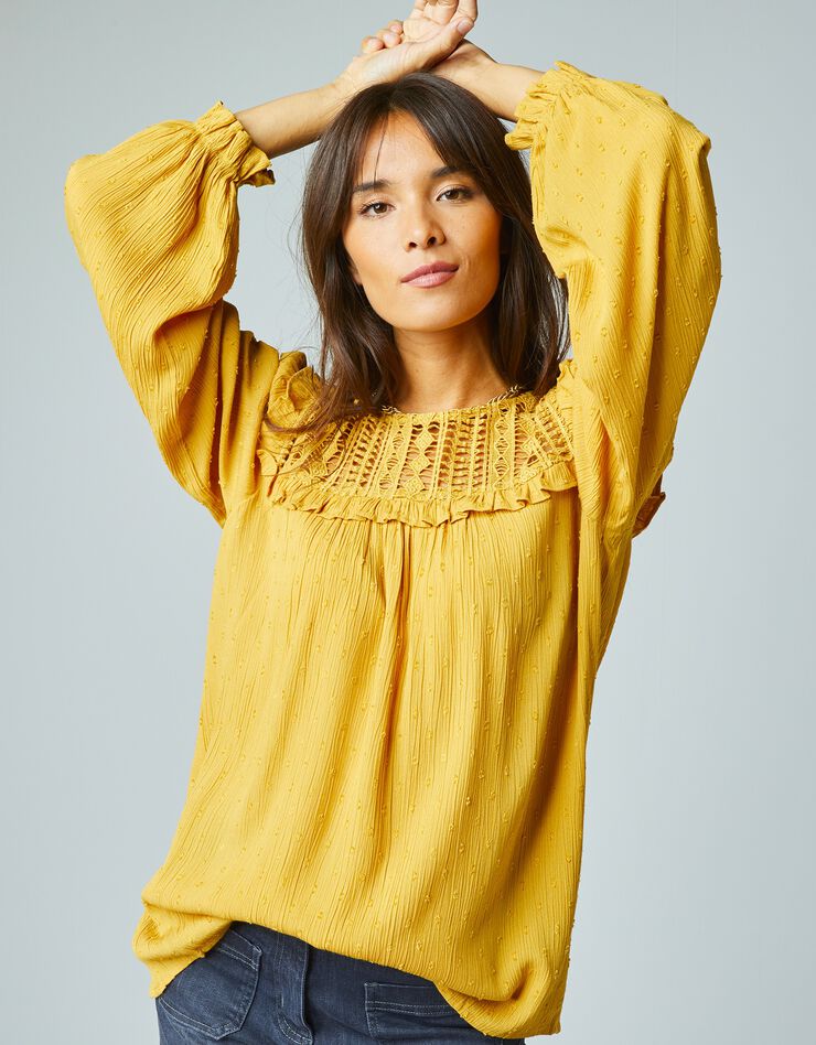 Blouse crêpe plumetis, macramé et manches longues (safran) Blouse crêpe plumetis, macramé et manches longues (safran)