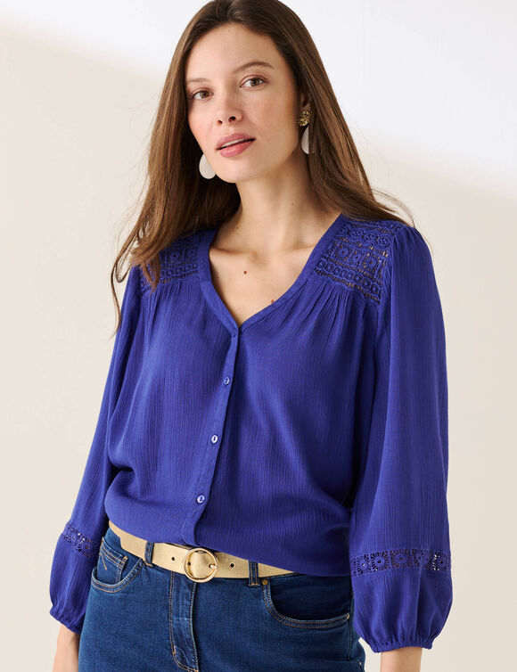 Chemisier col V boutonn&eacute;, cr&eacute;pon fluide macram&eacute; (bleu encre)
