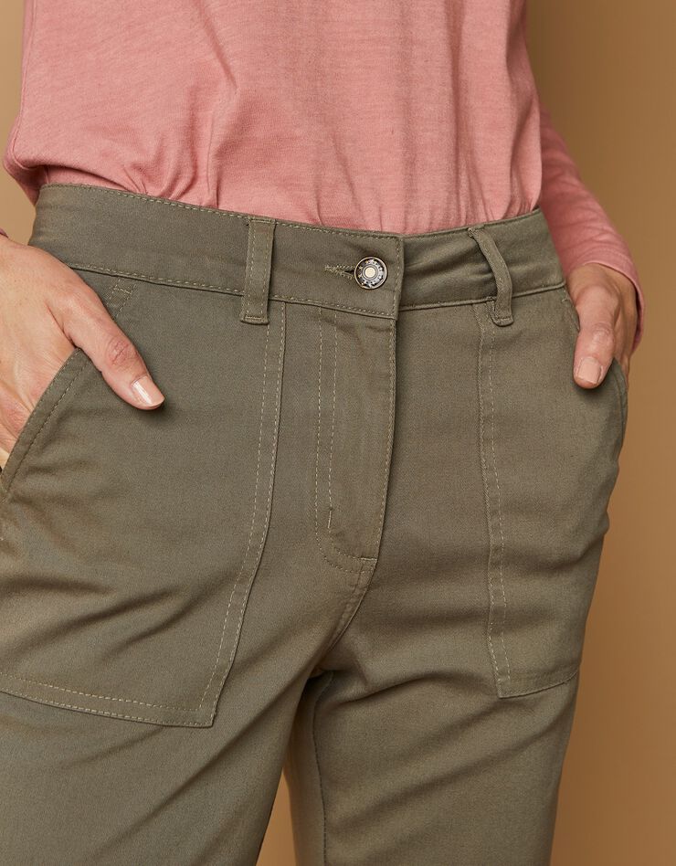 Pantalon chino à poches plaquées (kaki) Pantalon chino à poches plaquées (kaki)