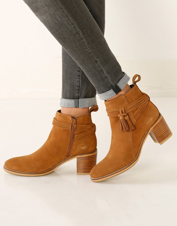 Boots en croûte de cuir à talon et pompons (beige foncé) Boots en croûte de cuir à talon et pompons (beige foncé)