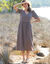 Robe longue unie col V, gaze de coton (taupe)