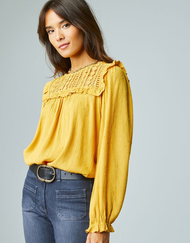 Blouse crêpe plumetis, macramé et manches longues (safran) Blouse crêpe plumetis, macramé et manches longues (safran)