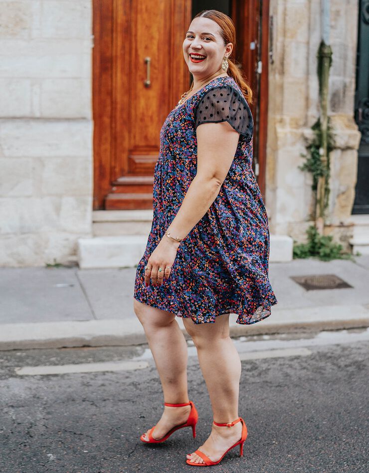 Robe volantée imprimé floral (noir / bleu) Robe volantée imprimé floral (noir / bleu)