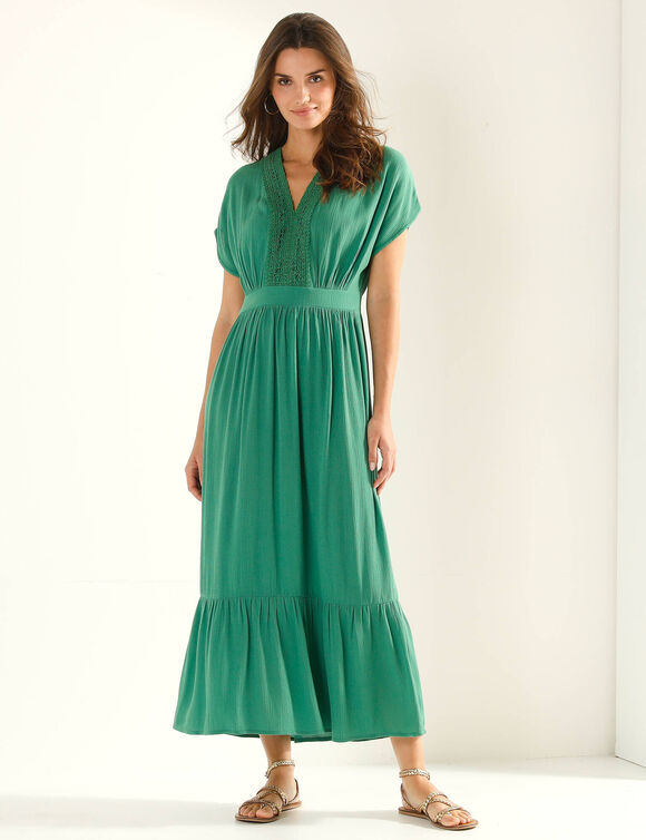 Robe longue volant&eacute;e en cr&eacute;pon, d&eacute;tails macram&eacute; (vert)