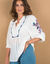 Blouse brodée manches amples, crépon (écru / bleu)