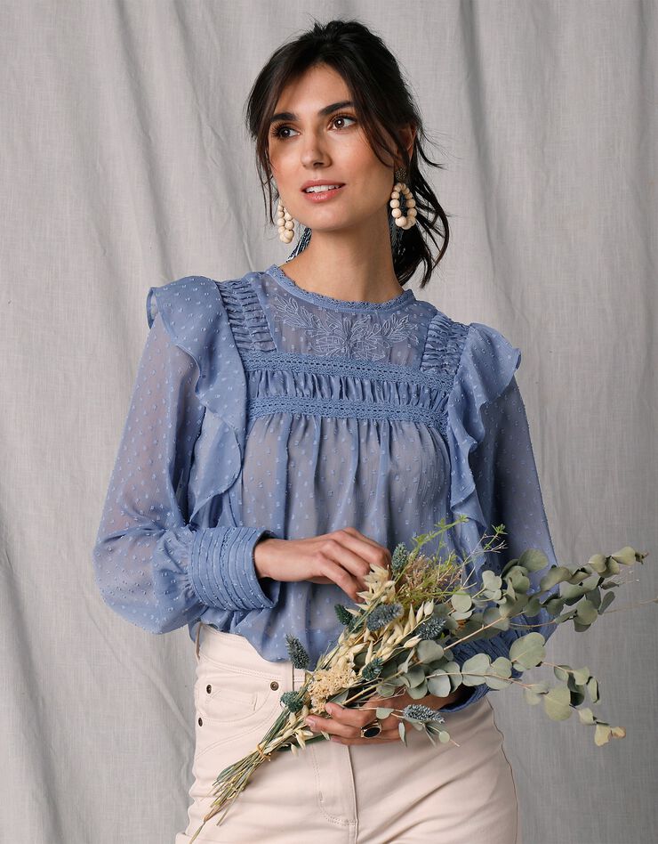 Blouse brodée volantée manches longues voile plumetis (bleu grisé) Blouse brodée volantée manches longues voile plumetis (bleu grisé)