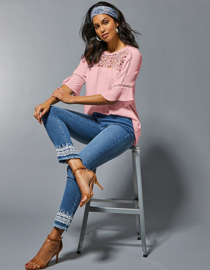Blouse plastron macramé, crépon (rose) Blouse plastron macramé, crépon (rose)