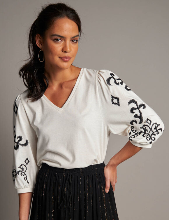 T-shirt col V en coton, manches brod&eacute;es (&eacute;cru / noir)