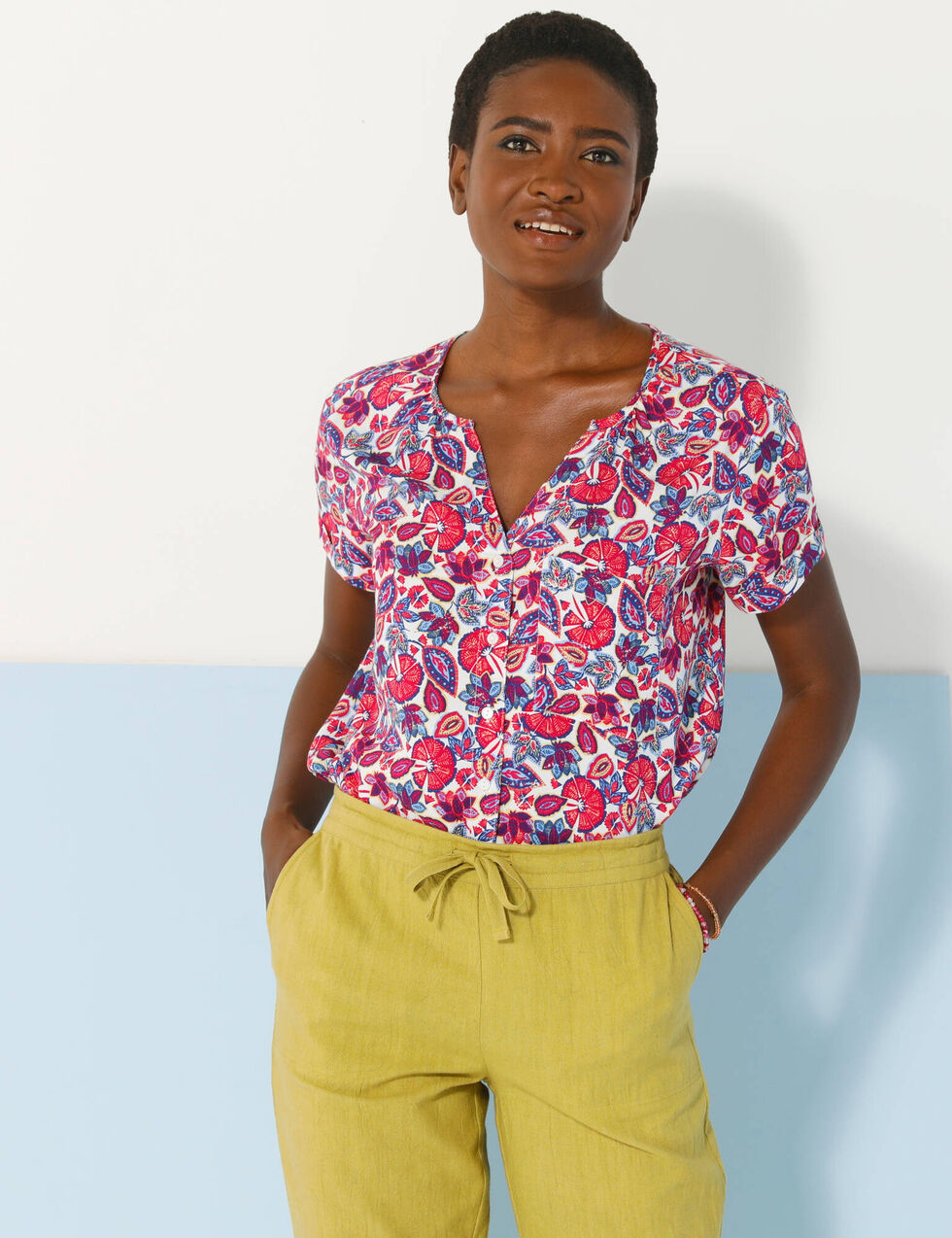 La blouse satinée manches courtes volants | Icône | Chemisiers et