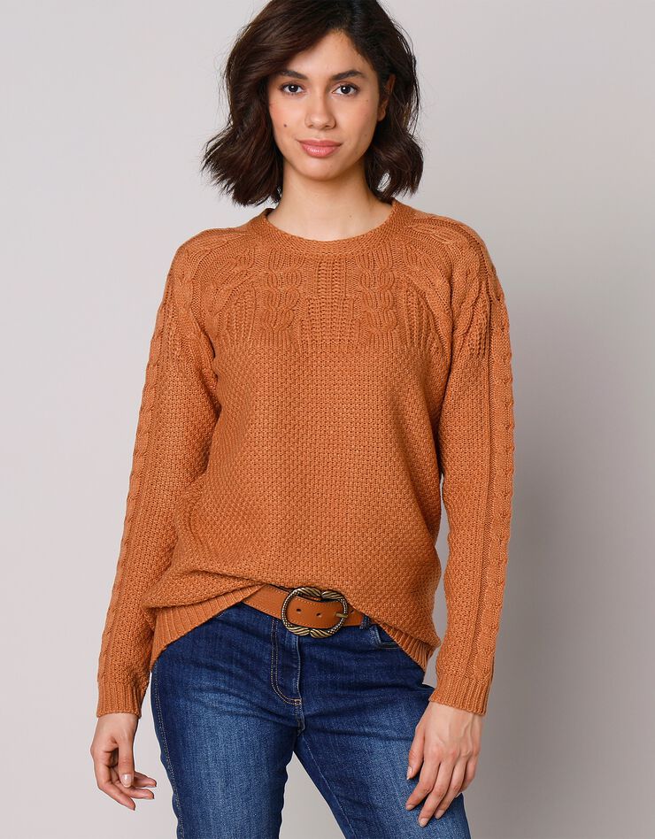 Pull en maille torsadée (noisette) Pull en maille torsadée (noisette)