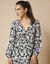 Robe longue col V imprimée (noir / écru)