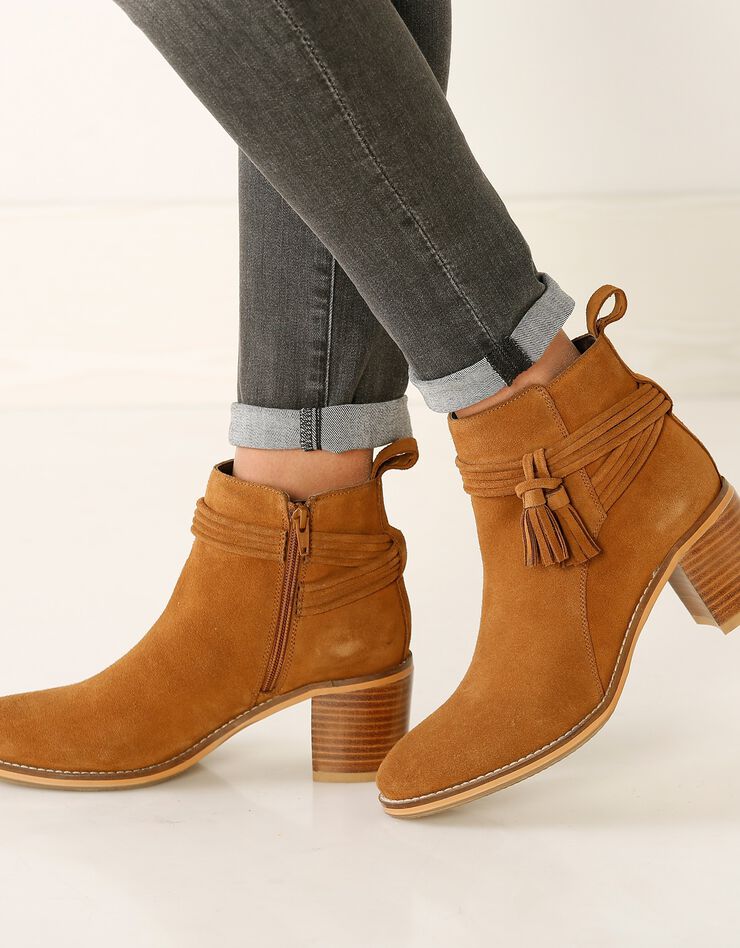 Boots en croûte de cuir à talon et pompons (beige foncé) Boots en croûte de cuir à talon et pompons (beige foncé)