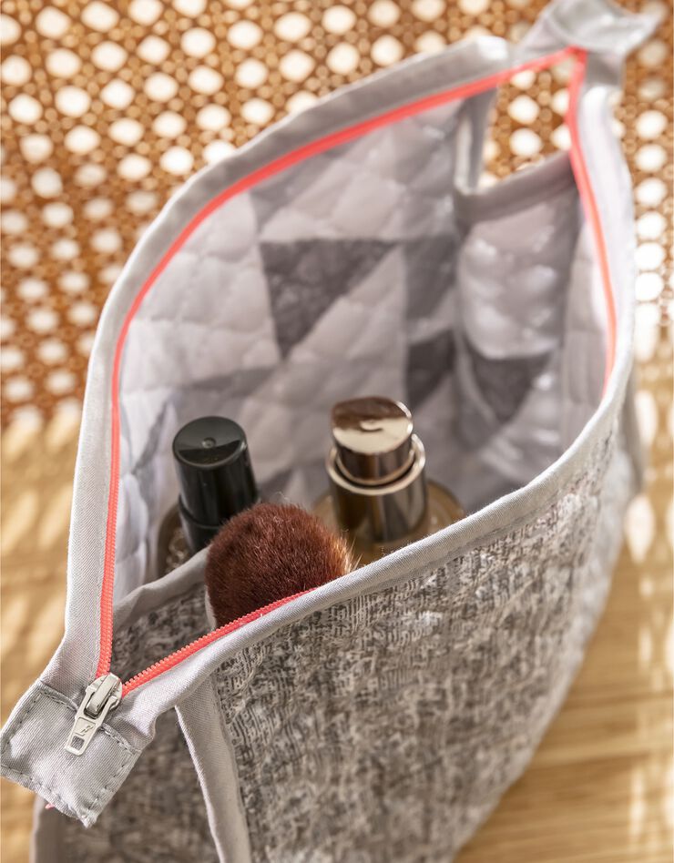 Trousse de toilette zippée matelassée - collection upcycling (gris) Trousse de toilette zippée matelassée - collection upcycling (gris)