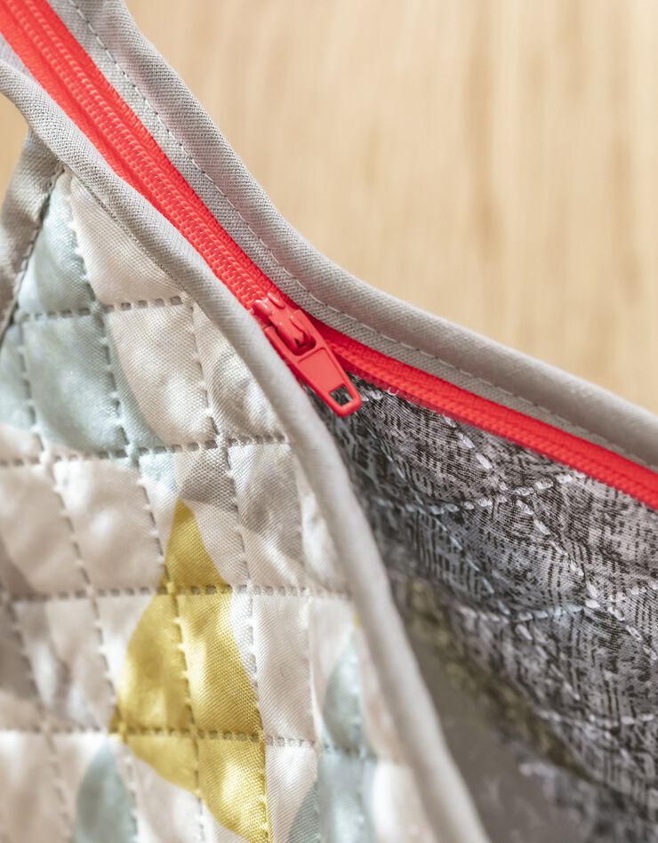 Trousse de toilette zippée matelassée - collection upcycling (multicolore) Trousse de toilette zippée matelassée - collection upcycling (multicolore)