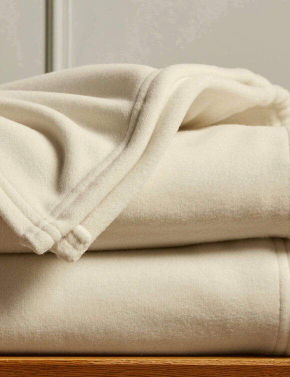 Composition • Maille polaire 100% polyester, 450 g/m²  Description • Couverture polaire Thermotec® réputée pour ses qualités d'excellence : contact i (écru)