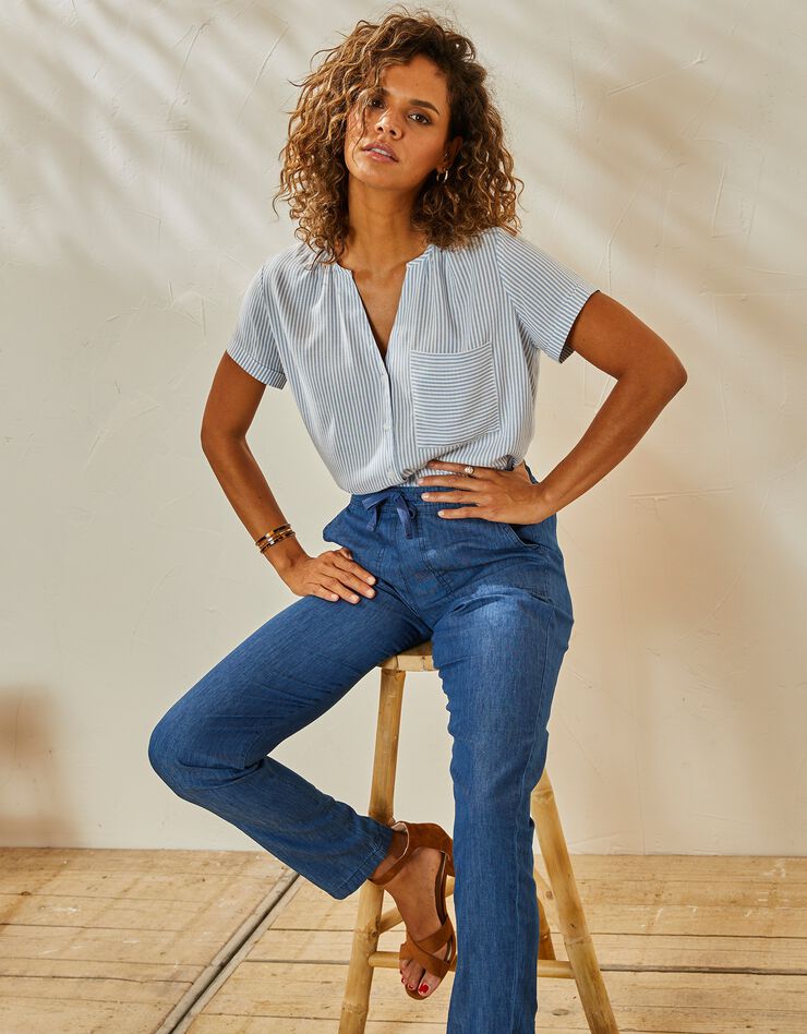 Blouse boutonnée en viscose rayée, manches courtes (blanc / bleu) Blouse boutonnée en viscose rayée, manches courtes (blanc / bleu)