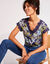 T-shirt imprimé col V macramé (marine / bleu)