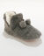 Chaussons forme botillon avec pompons effet fausse fourrure (gris)