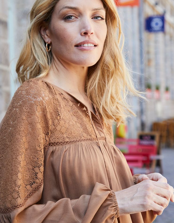 Blouse unie col fantaisie macramé (caramel) Blouse unie col fantaisie macramé (caramel)