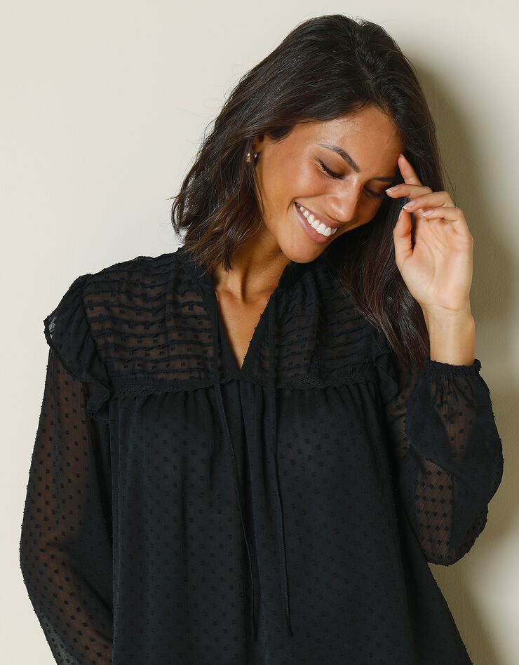 Blouse plumetis, macramé et volants (noir) Blouse plumetis, macramé et volants (noir)