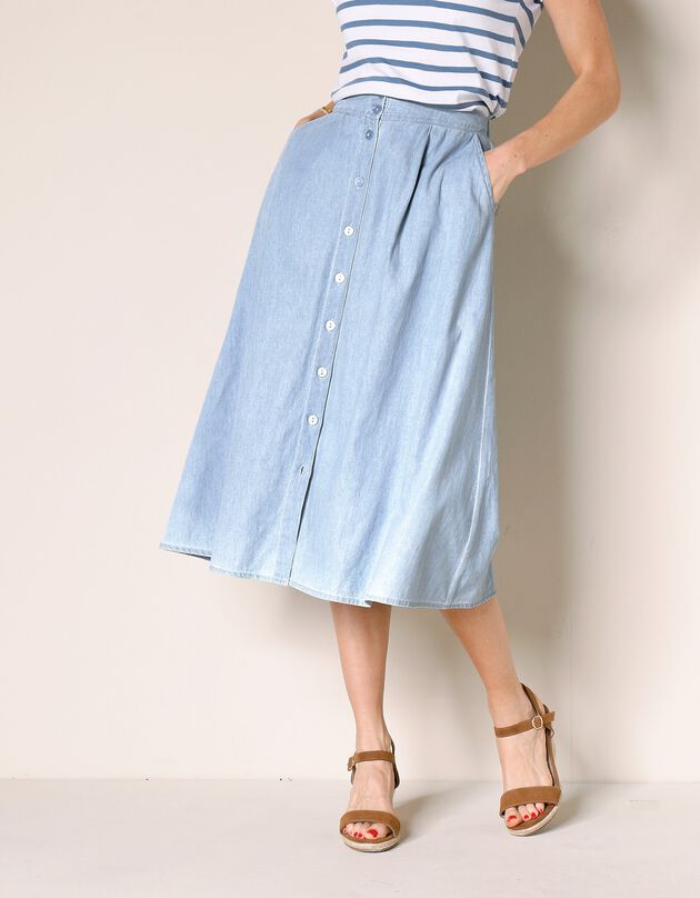 Jupe mi-longue évasée boutonnée en jean (bleached clair)