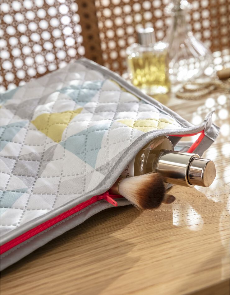 Trousse de toilette zippée matelassée - collection upcycling (multicolore) Trousse de toilette zippée matelassée - collection upcycling (multicolore)