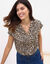 Chemisier manches courtes col volanté, imprimé léopard (taupe / noir) Chemisier manches courtes col volanté, imprimé léopard (taupe / noir)