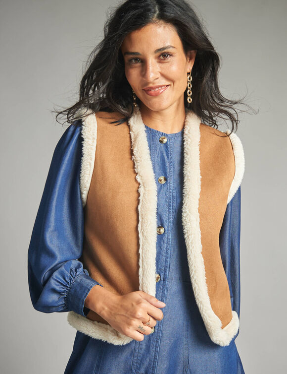 Veste fourrée sans manches, en suédine (caramel)