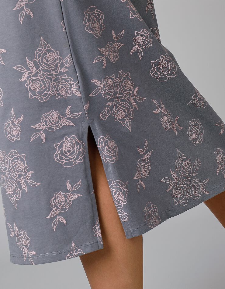 Chemise de nuit longue manches longues imprimée "roses" (gris / rose) Chemise de nuit longue manches longues imprimée "roses" (gris / rose)
