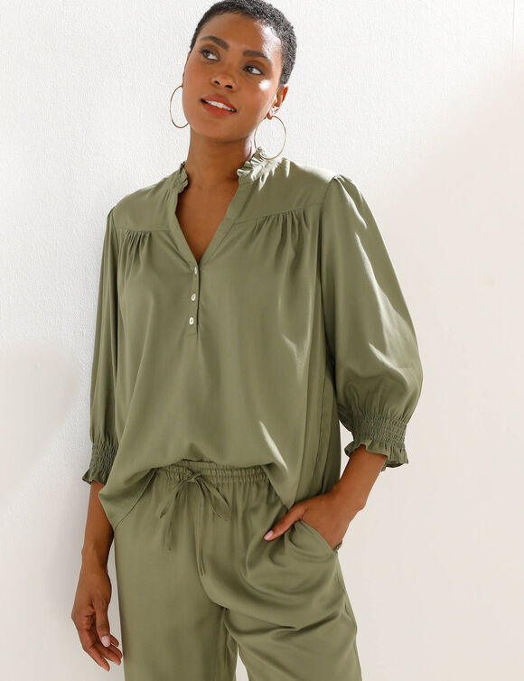 Blouse unie col tunisien, manches coudes smock&eacute;es (kaki)