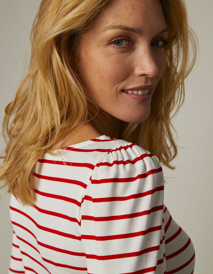 Tee-shirt col bateau rayé, fils tissés-teints (écru / rouge) Tee-shirt col bateau rayé, fils tissés-teints (écru / rouge)