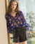 Blouse froncée en voile imprimé, manches amples (bleu encre)