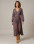Robe longue col V, cr&eacute;pon imprim&eacute; fleurs indiennes (chocolat / bleu)