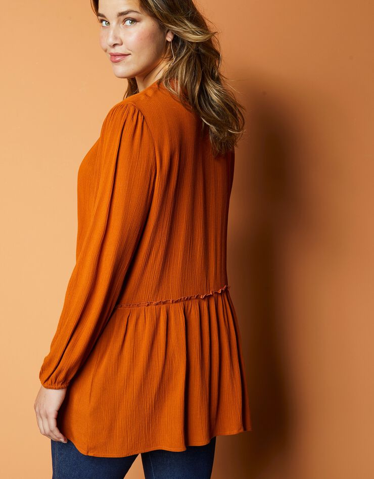 Blouse fluide volantée en crépon de viscose (caramel) Blouse fluide volantée en crépon de viscose (caramel)