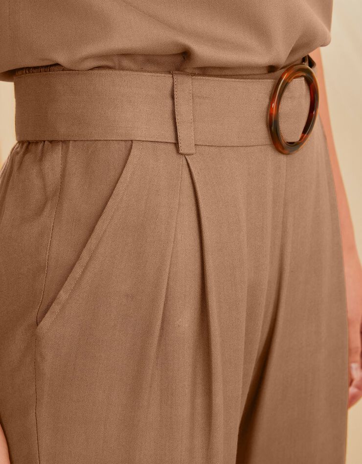 Pantalon ceinturé coupe chino uni (noisette) Pantalon ceinturé coupe chino uni (noisette)