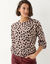 Pull col rond imprim&eacute; l&eacute;opard (beige / bordeaux)