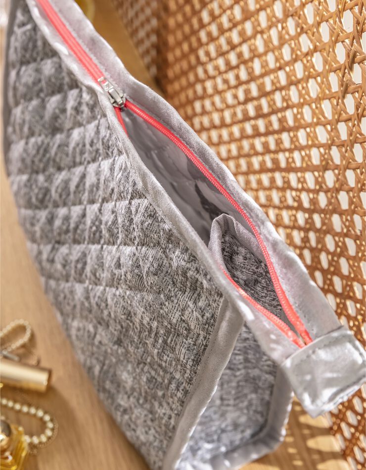 Trousse de toilette zippée matelassée - collection upcycling (gris) Trousse de toilette zippée matelassée - collection upcycling (gris)