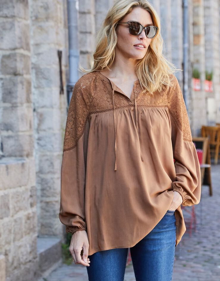 Blouse unie col fantaisie macramé (caramel) Blouse unie col fantaisie macramé (caramel)