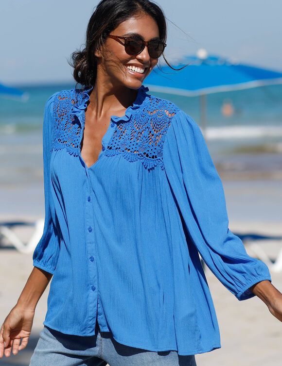 Chemisier col volant&eacute;, cr&eacute;pon et macram&eacute; (bleu)